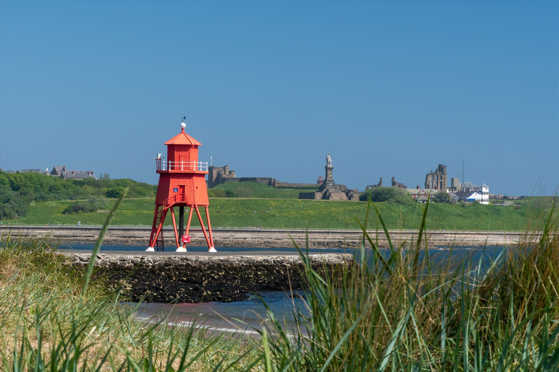 Herd Groyne Lighthouse, South ShieldsBuilt 1882 from corrugated iron painted red.  On the gallery a fog bell sounds every 10 seconds. If on course show white, too far left shows red and too far right shows green.